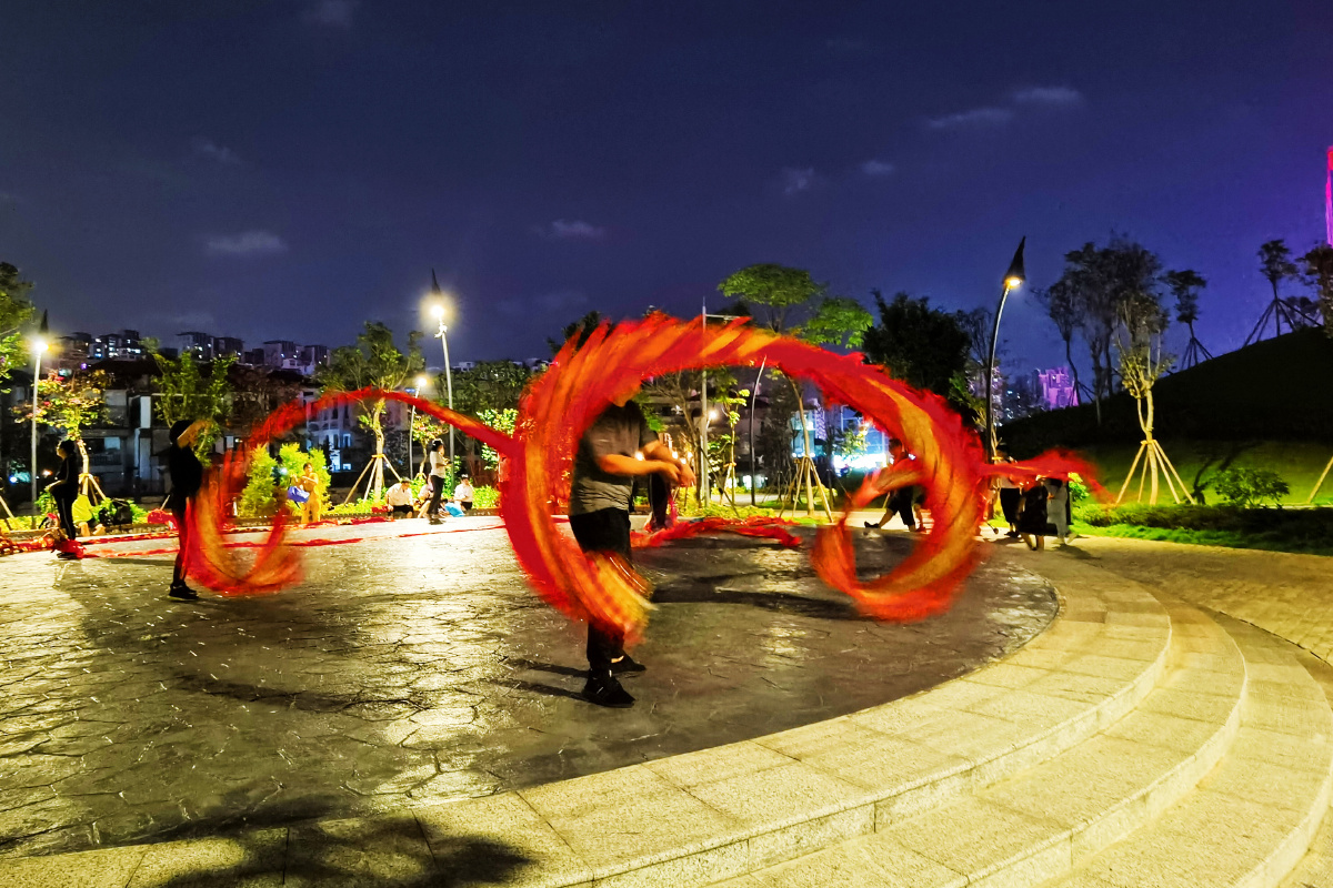舞龙丰富的群众文化娱乐健身方式一人舞一条龙运动量好像挺大