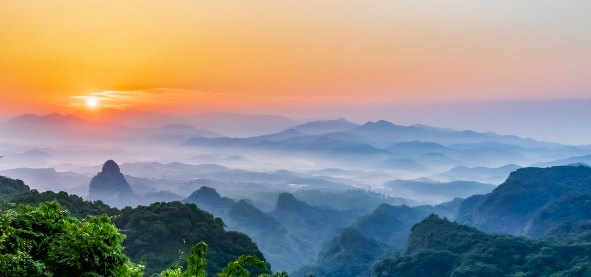 丹霞山长老峰日出