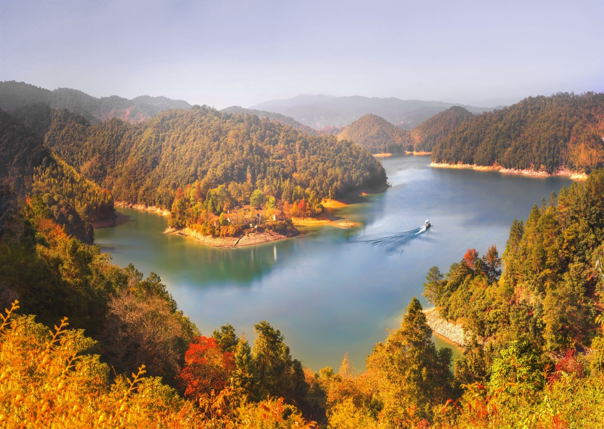 陡水湖风景区青庐寺下的茶园,是俯瞰陡水湖的一个优越位置.