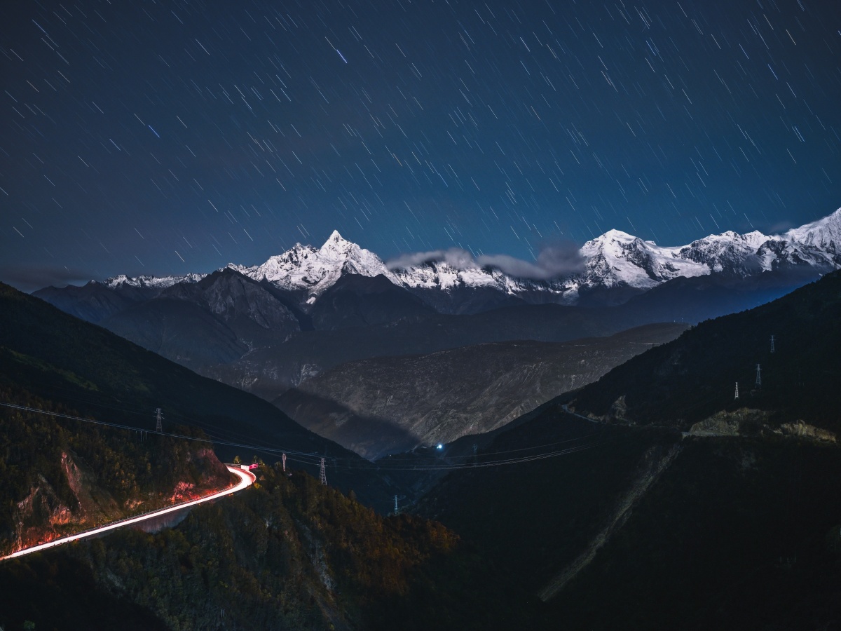 月光下的梅里雪山