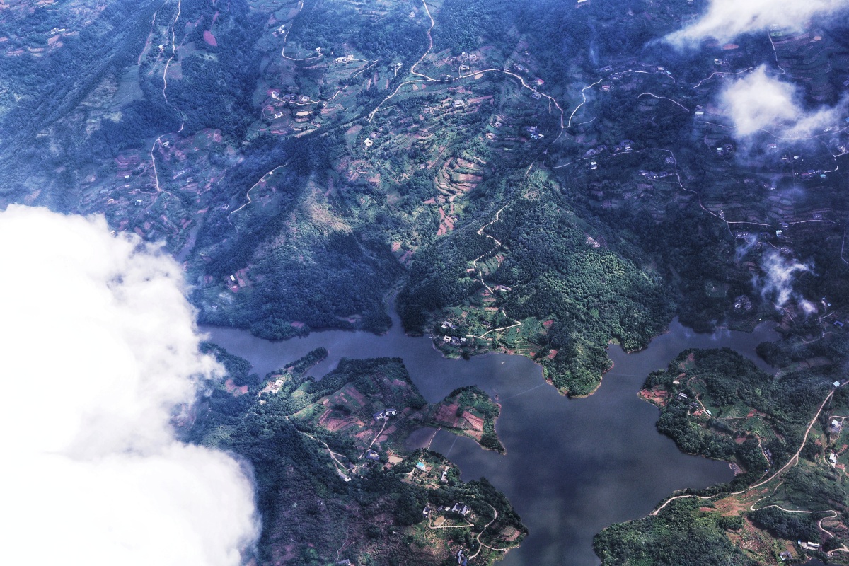 三岔湖位于简阳市三岔镇地处龙泉山东麓距成都四十公里