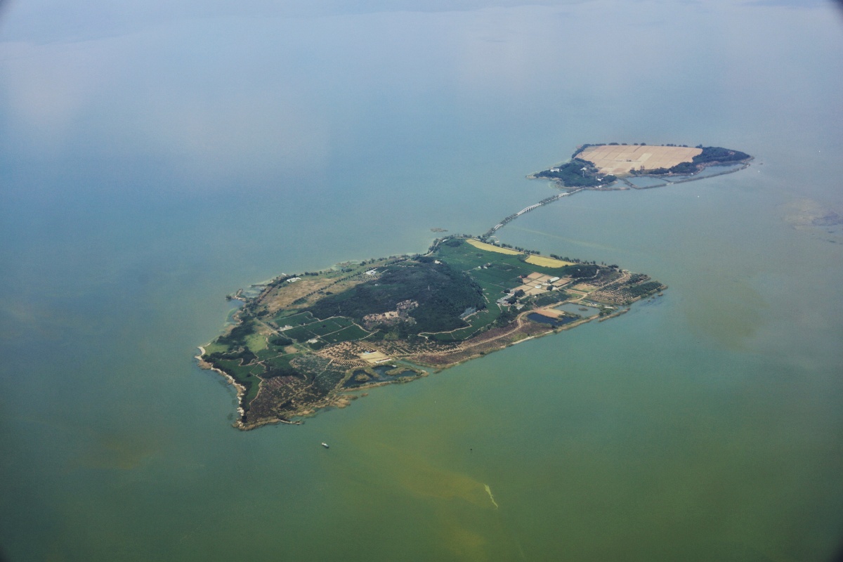 贡山岛位于太湖东北水域地属苏州市吴中区高新区由大贡山和小贡山组成