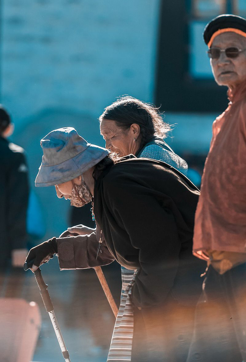 大昭寺朝拜的老妇人