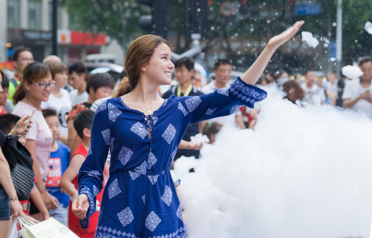 家门口商场搞活动,抓拍一个玩泡泡的妹妹