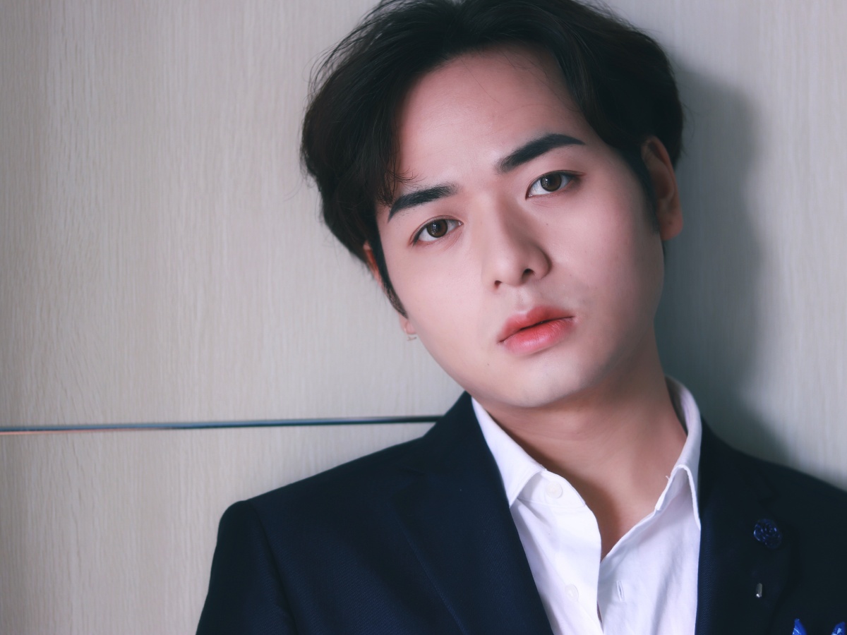 将头发梳成大人模样穿上一身帅气西装