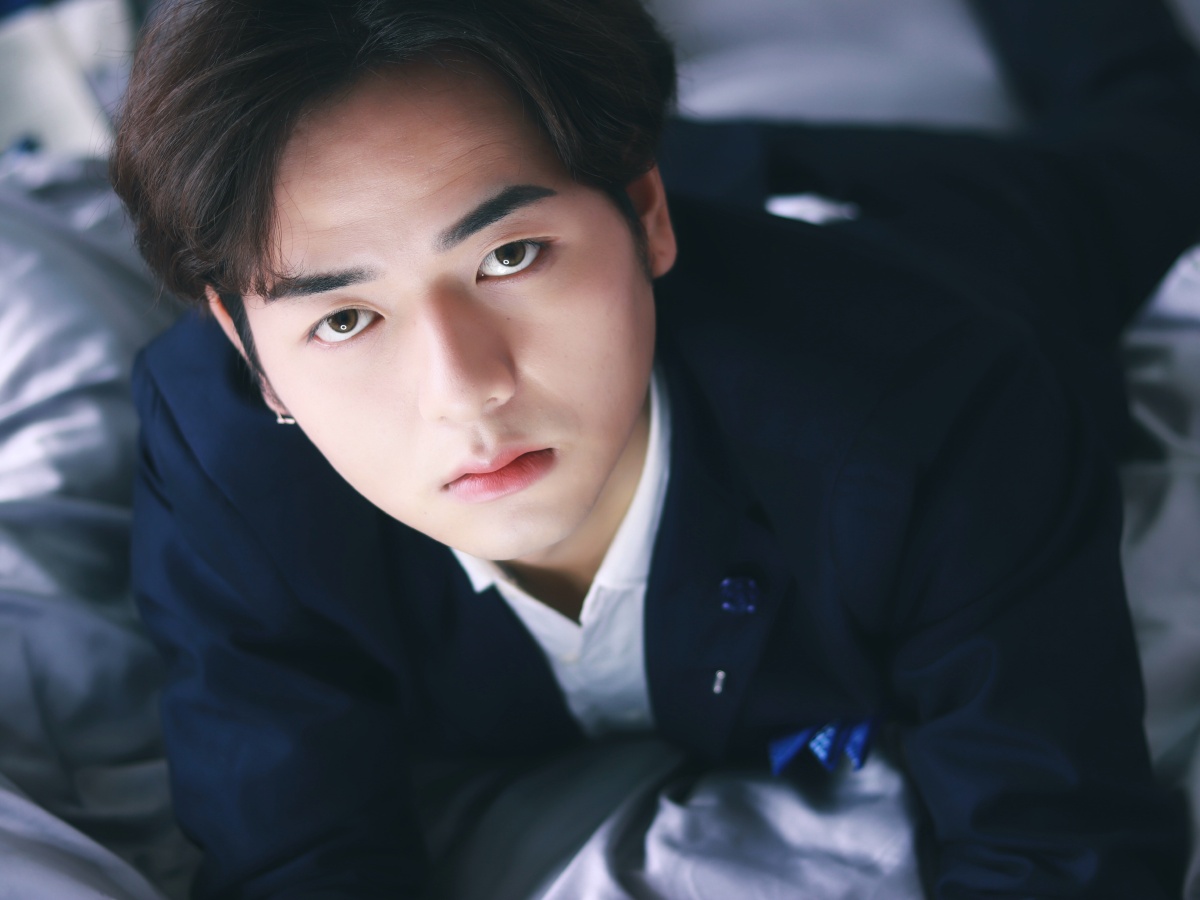 将头发梳成大人模样穿上一身帅气西装