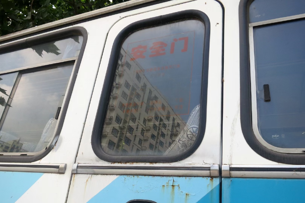 经典的黄海dd6112h大客车尽管是后期版造型但是也很珍贵了2015年9月1