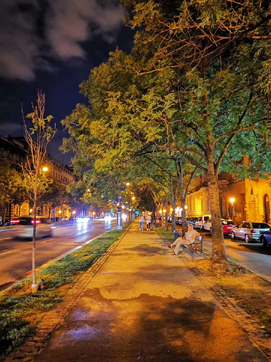 布达佩斯夜景晚上10点行人稀少