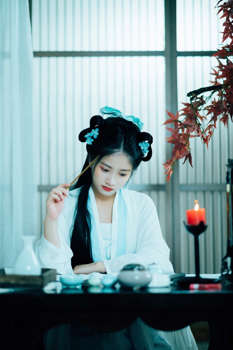 白衣飘飘长发及腰