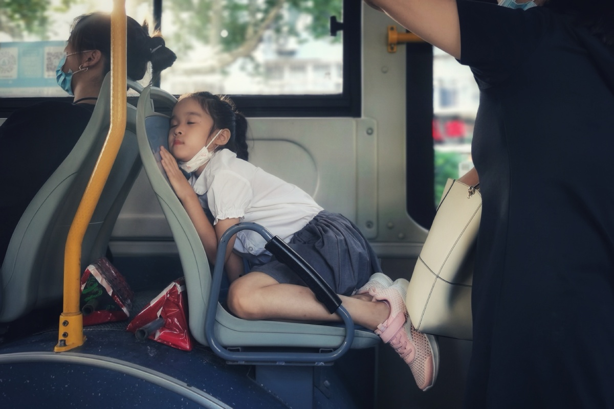 公交上的小女孩