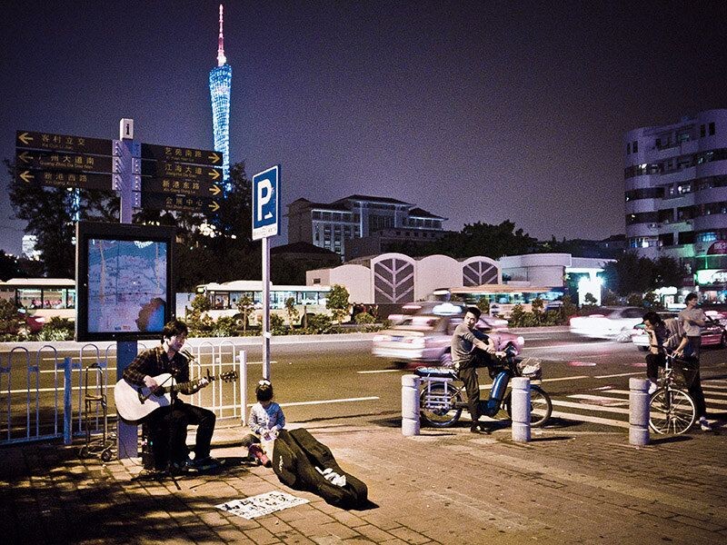 动听卖唱<br />
广州珠影街头为母治病卖唱的小哥,嗓音不错的,各位路过的朋友解解囊吧.