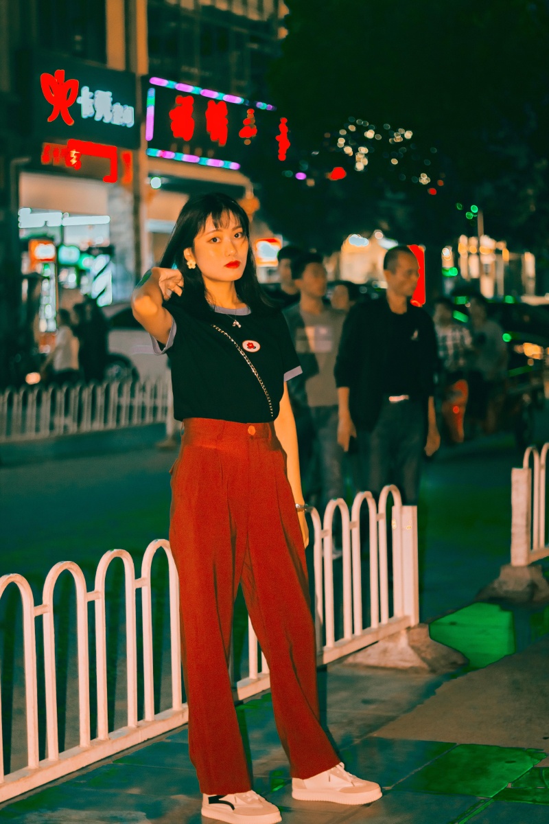 你是熙熙攘攘里灯红酒绿中的最让人欢喜