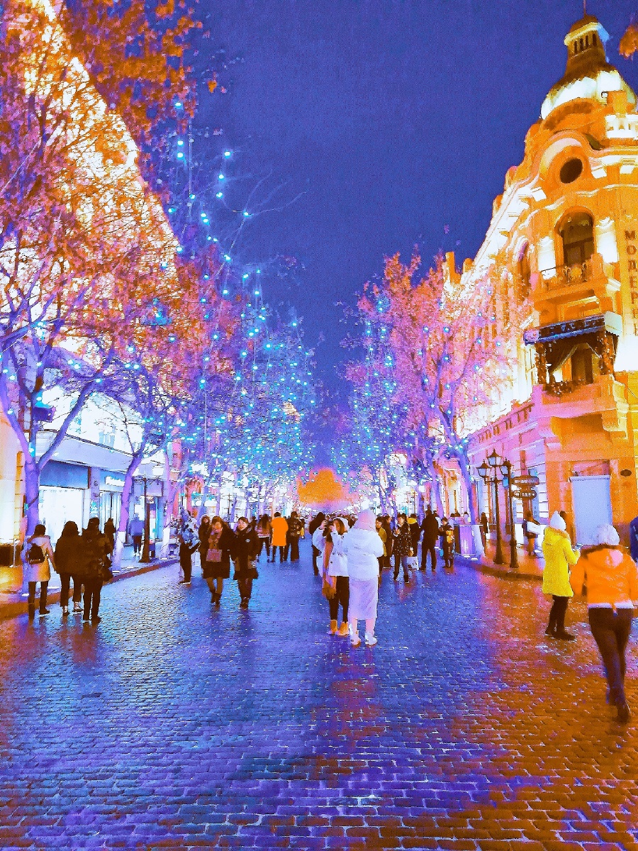 中央大街夜景哈尔滨旅游剪影夜晚砖型方石铺就的街道上迷彩面人流涌动