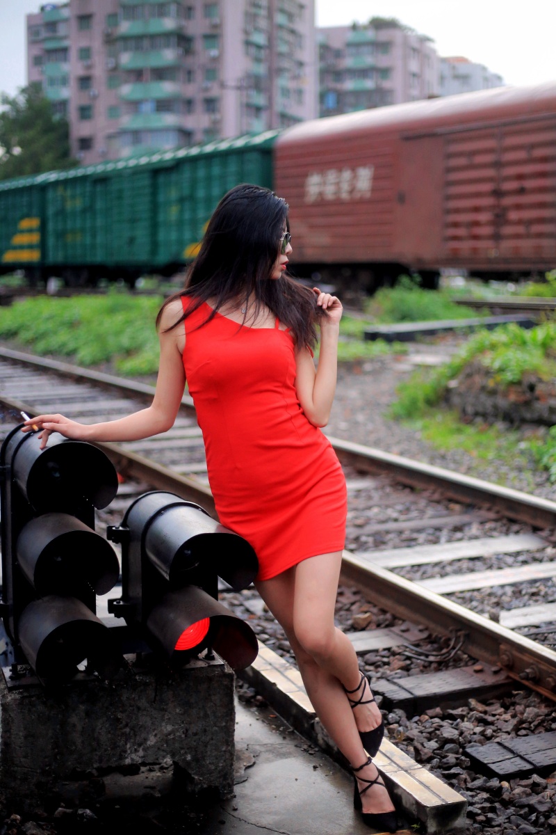 雨中铁轨上的红衣女郎惊艳了路人