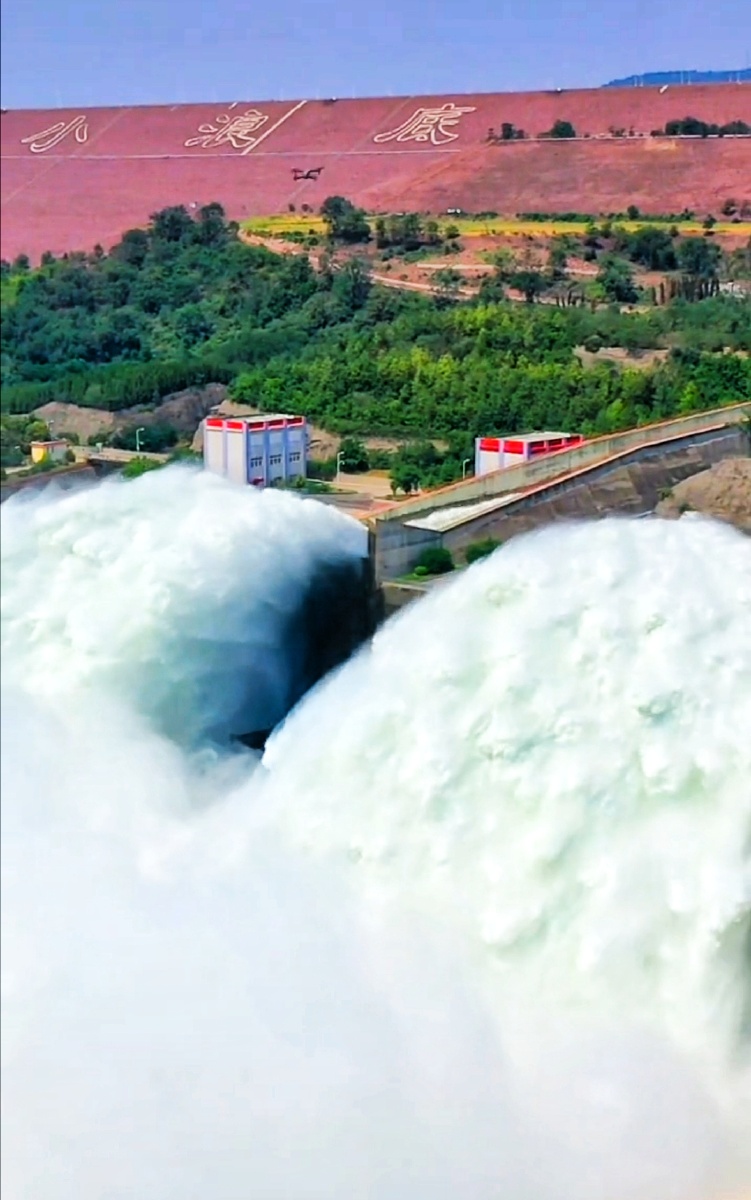 黄河小浪底电站泄洪