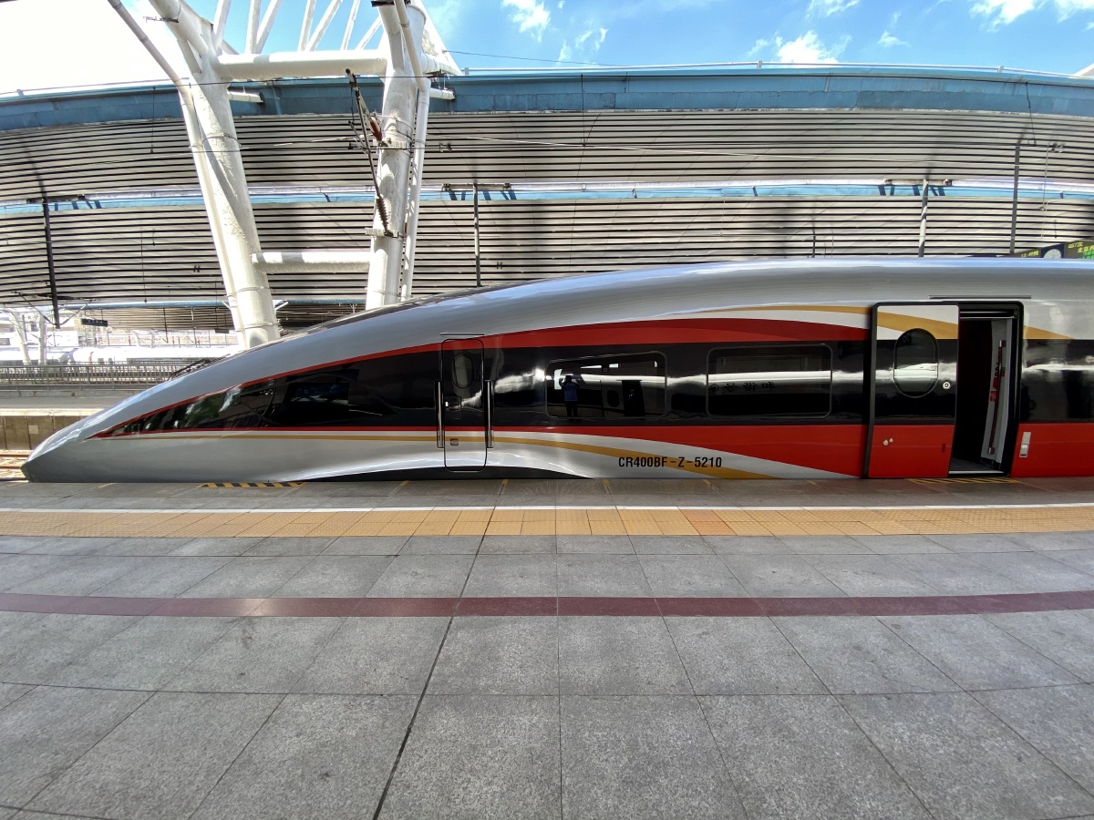 北京西站嘎嘎新的复兴号智能动车组列车即将执行北京西广州南g67次