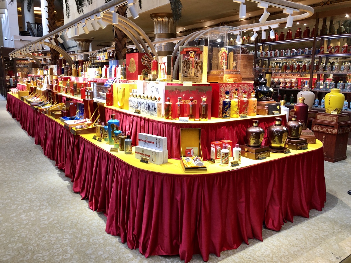 北京一家茅台酒专门店里琳琅满目规格繁多的各种茅台酒真是令人大开眼