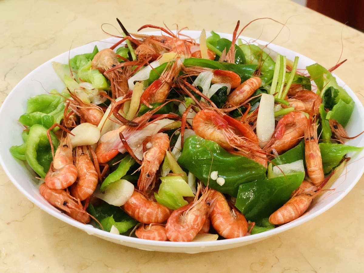 春天限定美食:青椒爆炒小河虾.