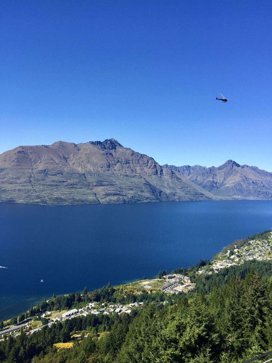 新西兰皇后镇从天空缆车俯瞰瓦卡蒂普湖