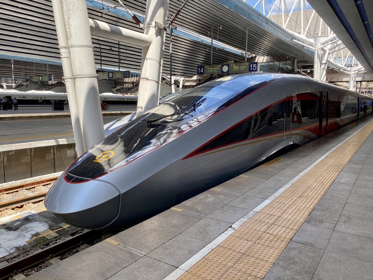 北京西站嘎嘎新的复兴号智能动车组列车即将执行北京西广州南g67次