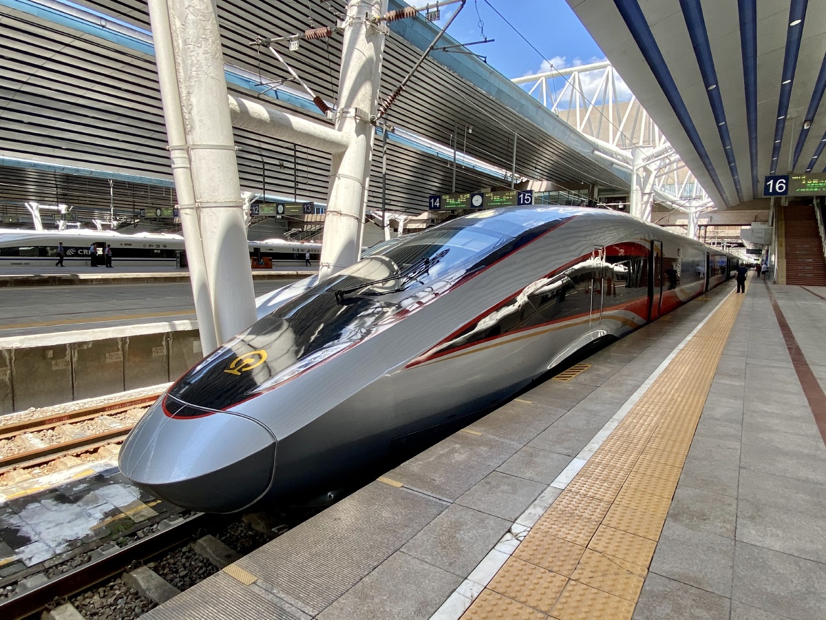 北京西站嘎嘎新的复兴号智能动车组列车即将执行北京西广州南g67次