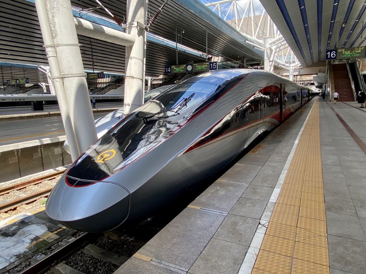 北京西站嘎嘎新的复兴号智能动车组列车即将执行北京西广州南g67次