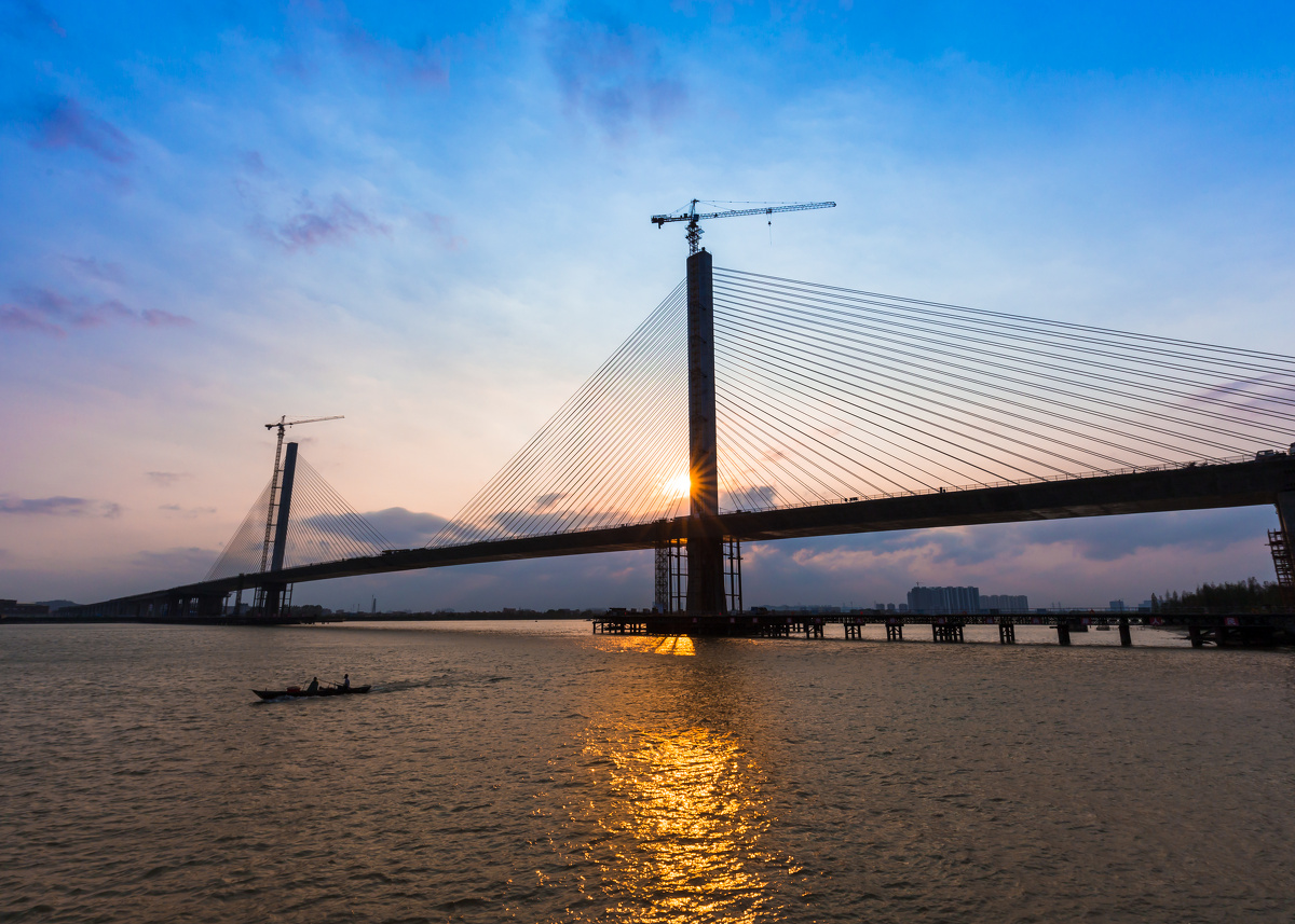 粼光闪耀的番中大桥