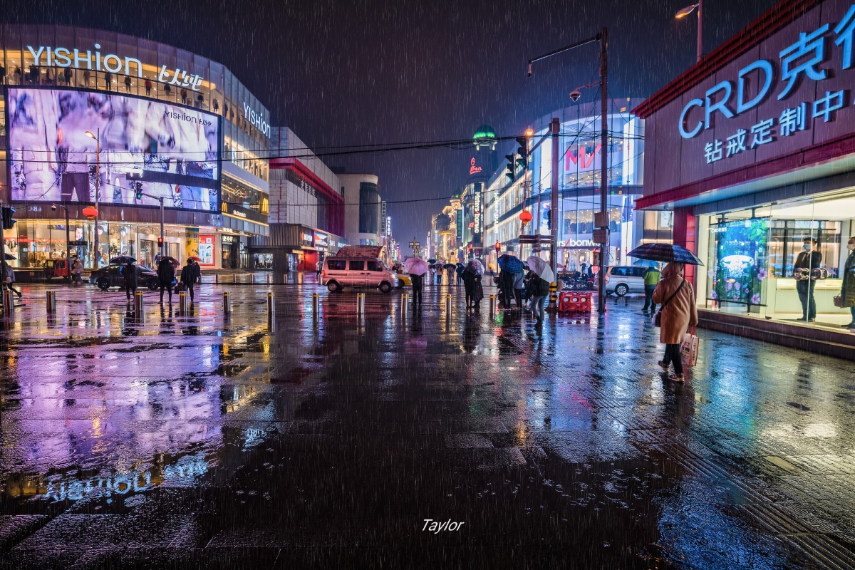 冬雨夜中街~初冬的沈阳市中街,这是沈阳最著名的商业