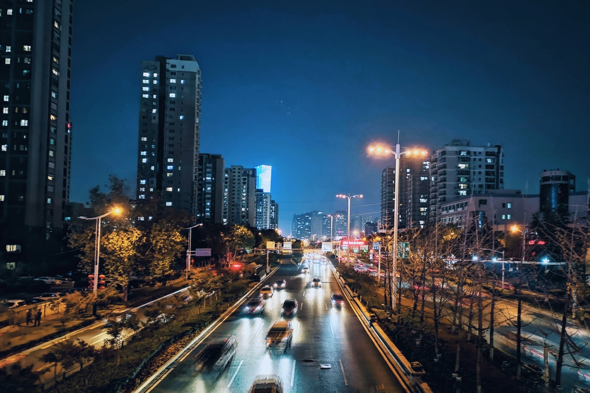 天桥上,看城市灯火阑珊,车来车往