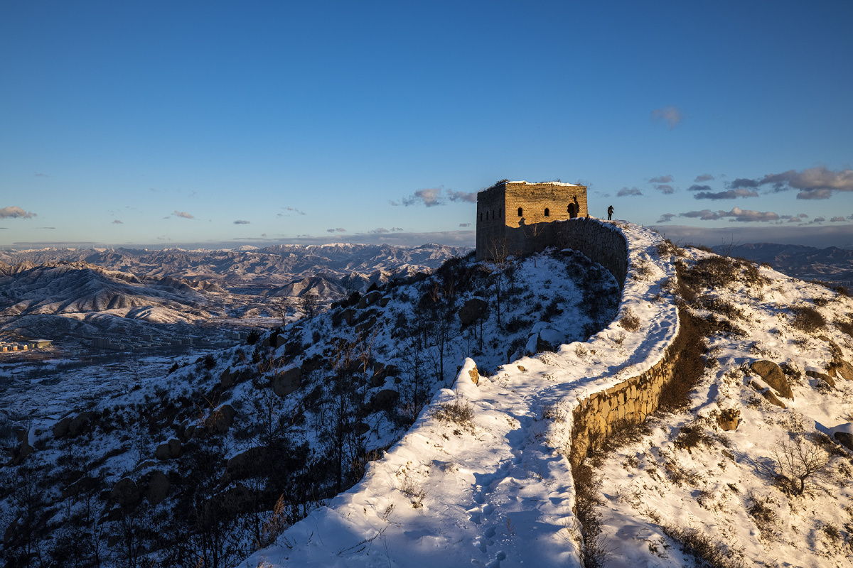 立冬的第一场雪登上白石口长城看北国风光