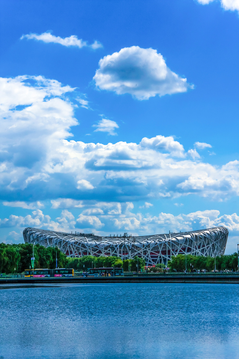 图潘展示了晴空碧水中的鸟巢,表达了北京人对改善空气质量的期盼.