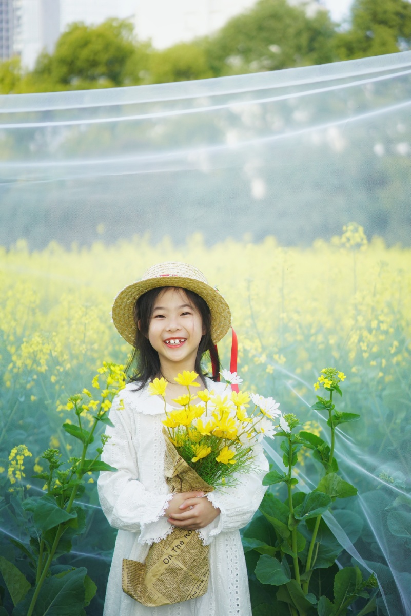 春天最可爱的是无尽的花色最灿烂的是孩子纯净的笑容