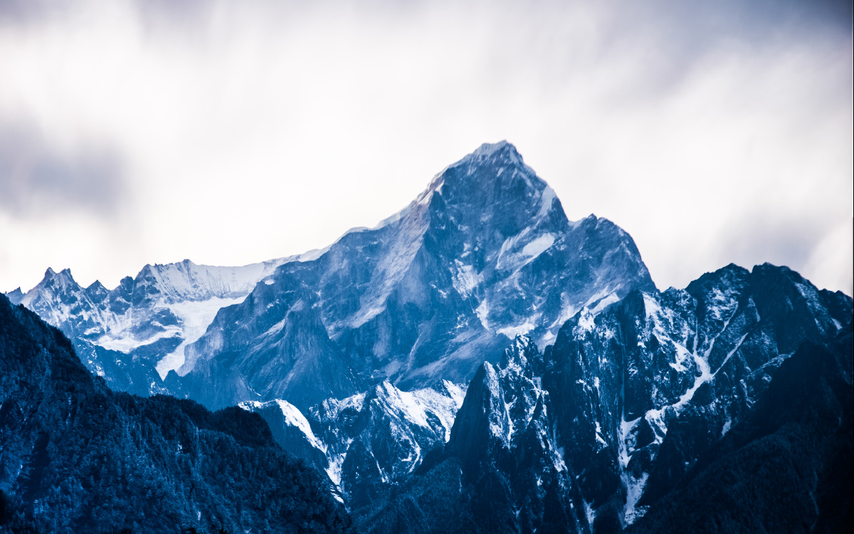 爱德嘉峰燕子沟遥摄贡嘎利剑