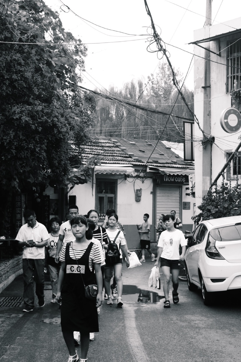 老巷子里穿梭的人群