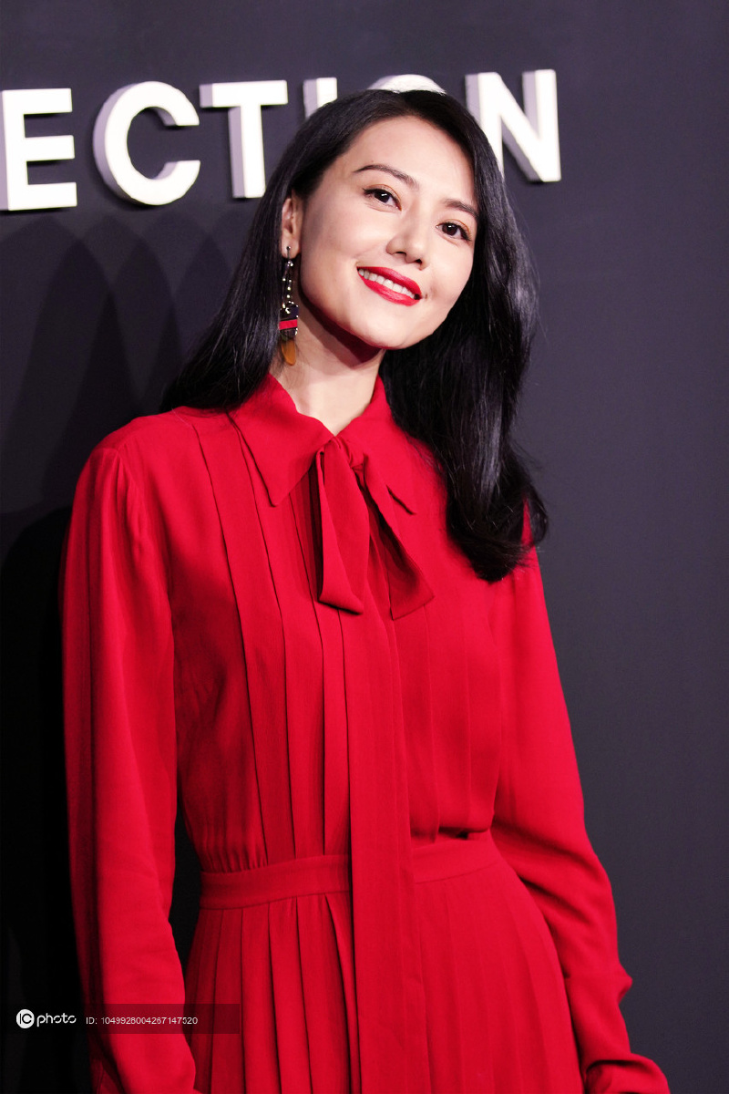 女神依旧高圆圆红衣亮相梦回周芷若涂大红唇性感美艳