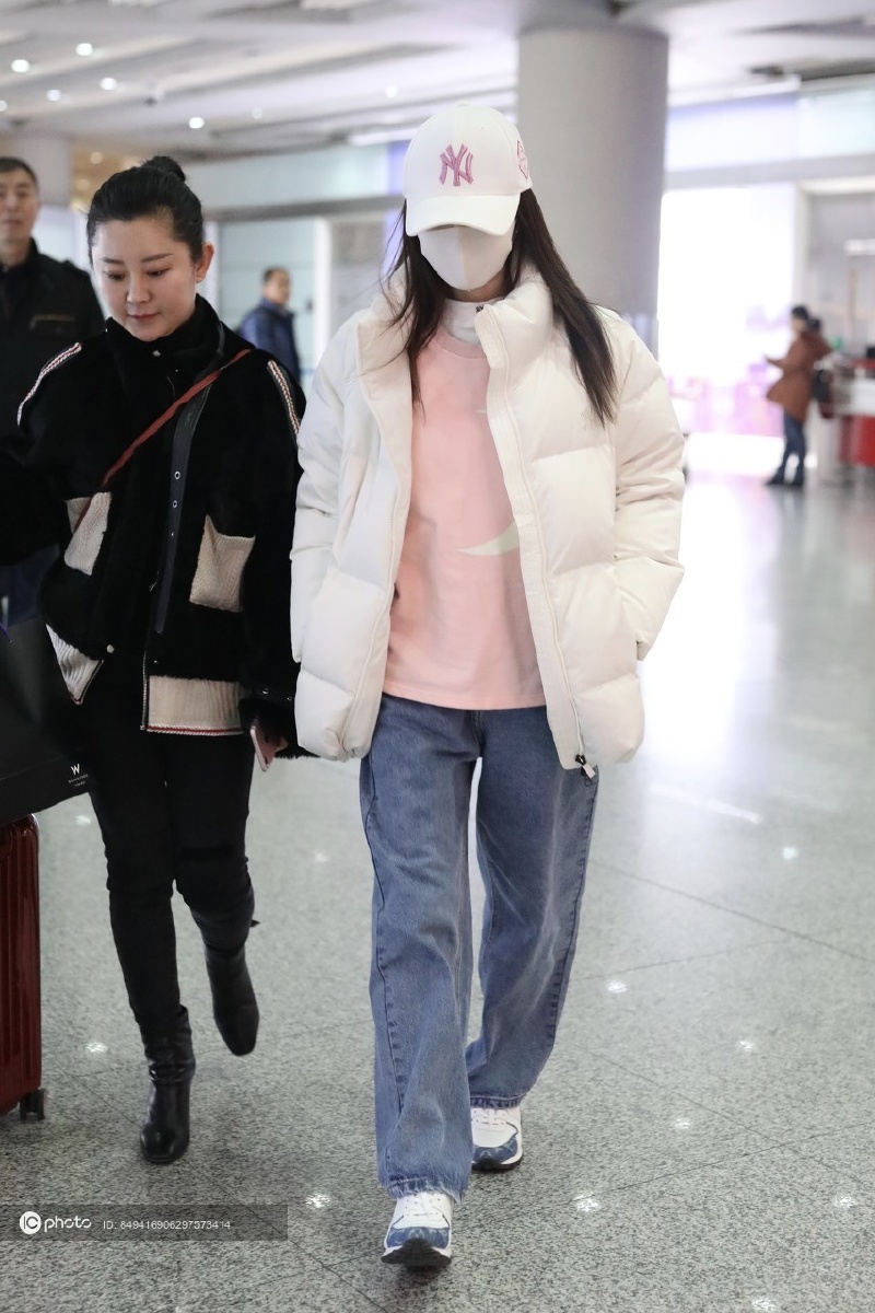 街拍李小璐白色羽绒服粉色tee牛仔阔腿裤减龄少女