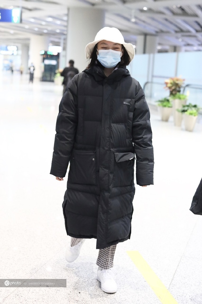 街拍文淇黑色长羽绒服渔夫帽简约朴实
