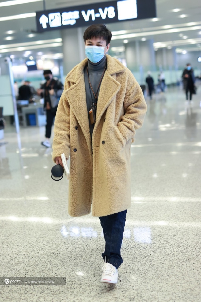 街拍周一围棕色双排扣大衣阔腿裤高领打底衫白色运动鞋简洁精炼