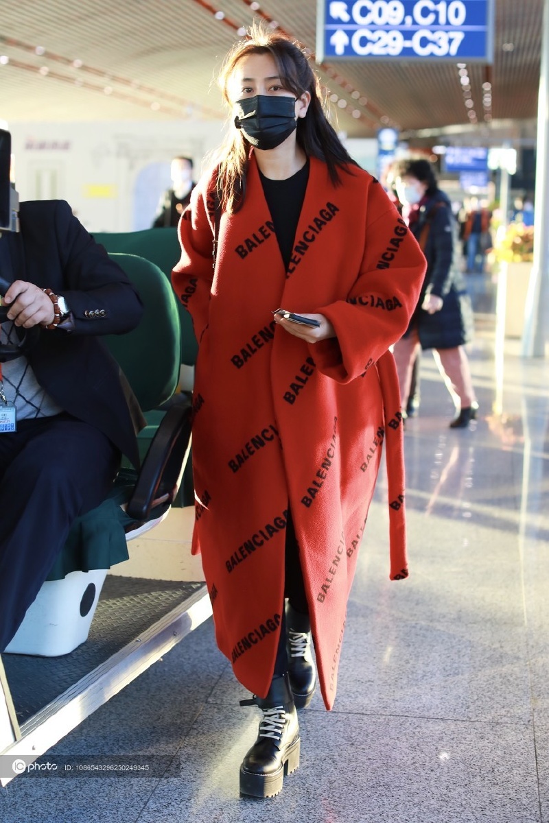 街拍马苏balenciaga红色大衣黑色短靴时尚洋气
