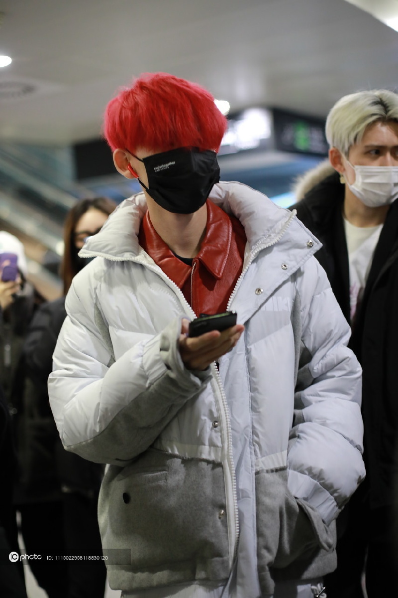 独家:小鬼王琳凯一袭红发现身妖娆霸气 小眼神十分傲娇