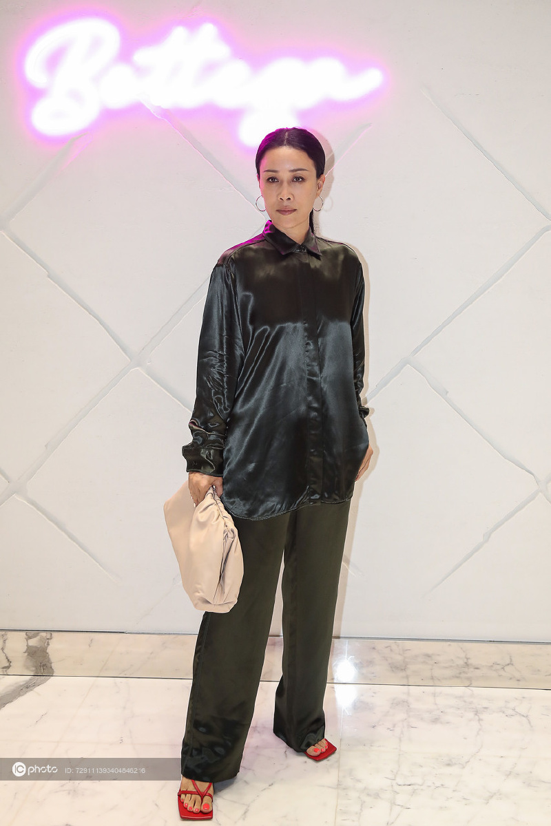 那英红凉鞋拿着草帽参加时尚活动眼神犀利气场上绝对不输