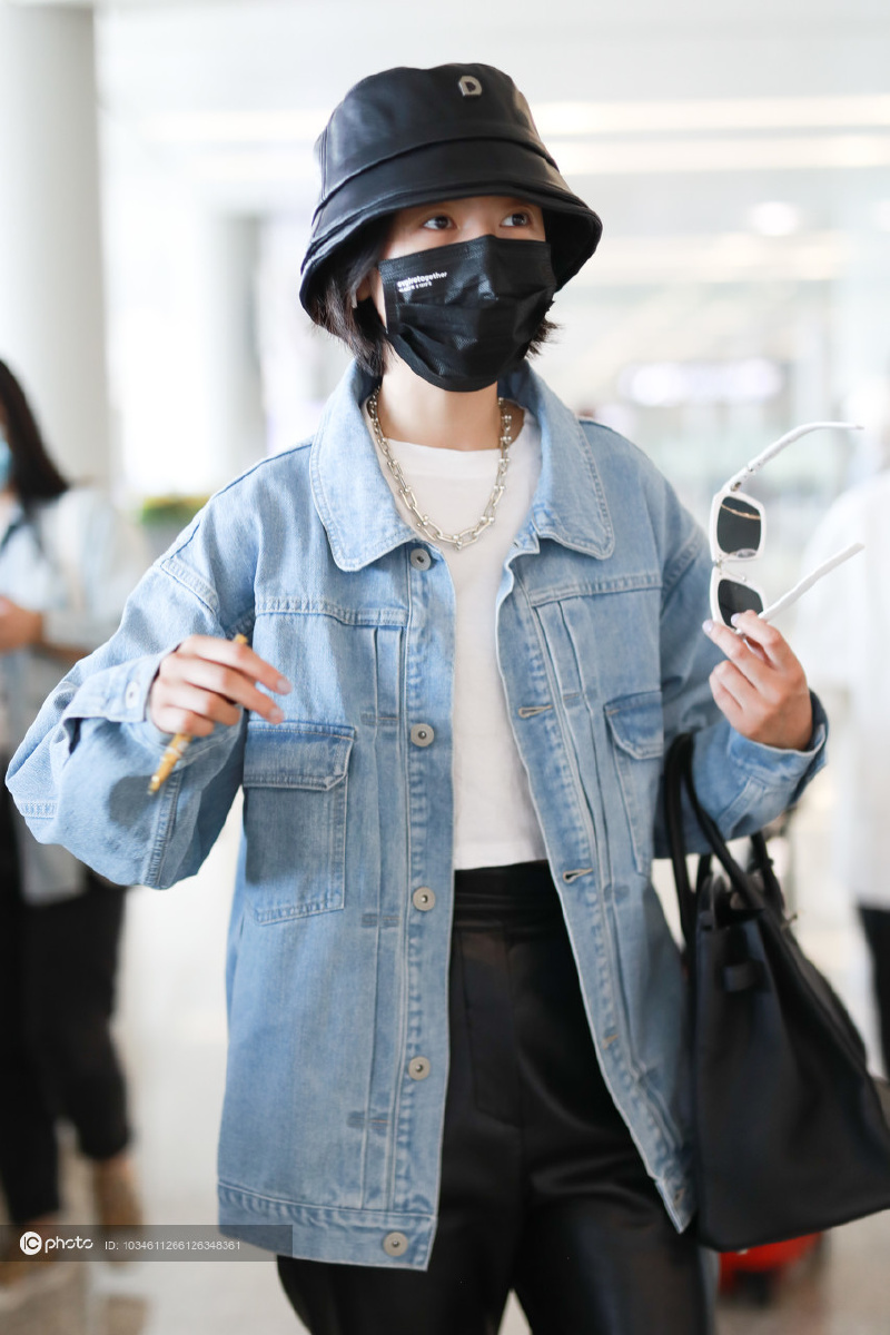 周雨彤一袭牛仔外套现身超冷酷拉下墨镜小眼神萌萌哒