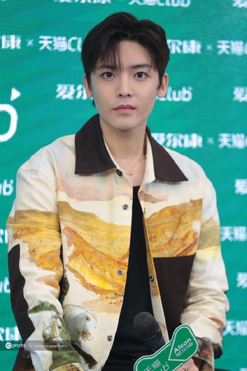 侯明昊出席活动笑容阳光灿烂大男孩