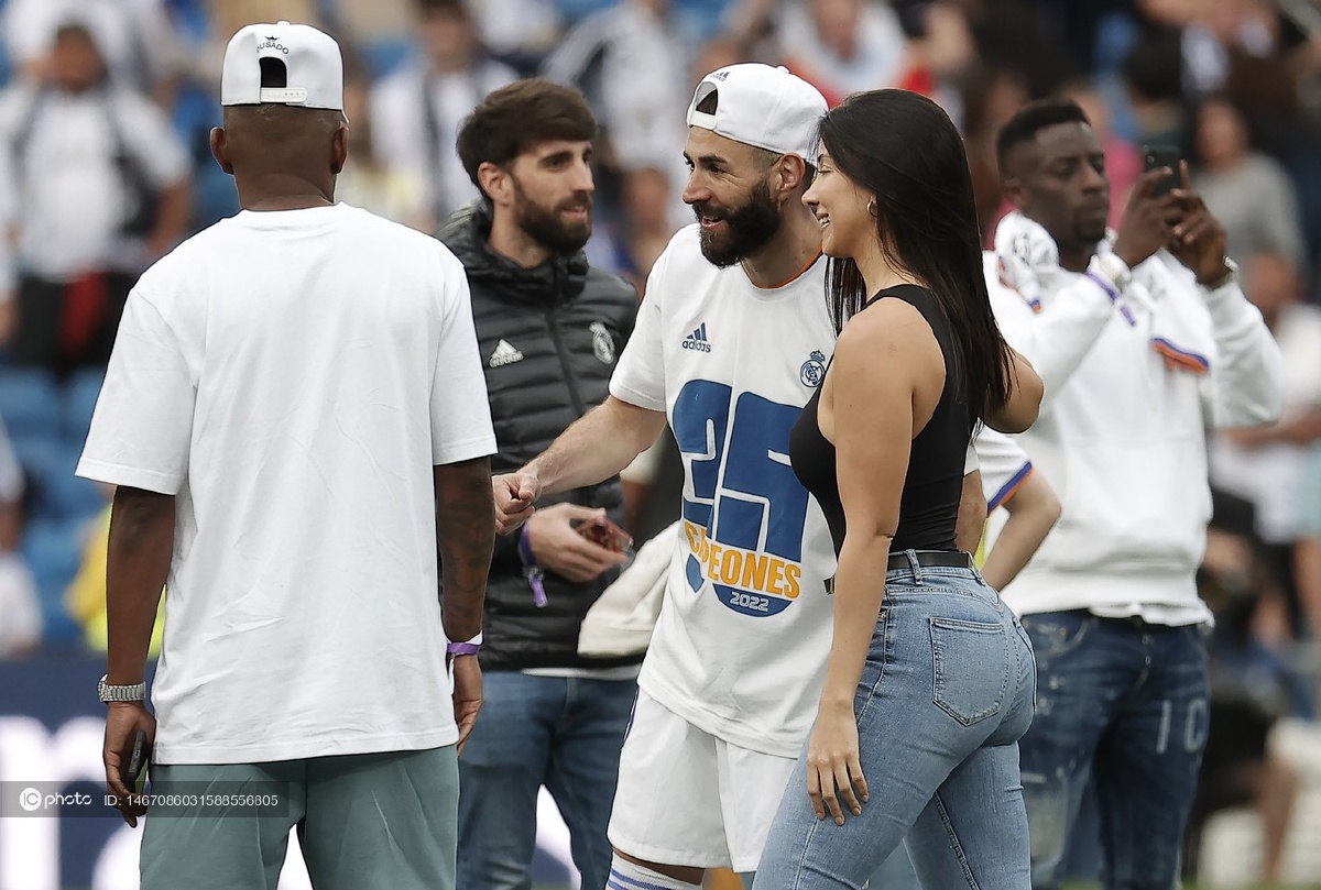 皇马提前4轮加冕西甲冠军太太团现身赛后与众将合影留念