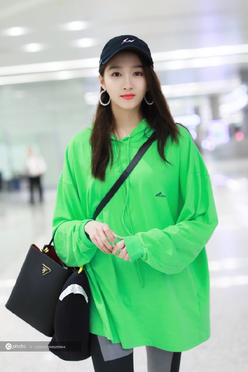 街拍:关晓彤we11done荧光绿卫衣 leggings 小白鞋 prada手袋 棒球帽