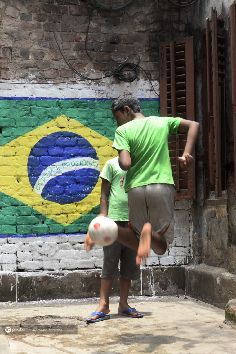 印度男孩街头赤脚踢球 效仿内马尔彩虹过人