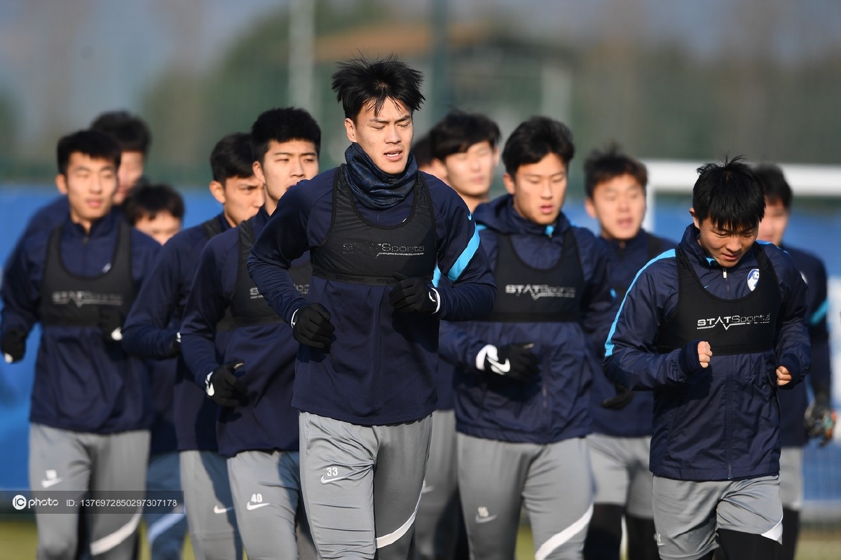 2021中超联赛第21轮前瞻大连队训练备战