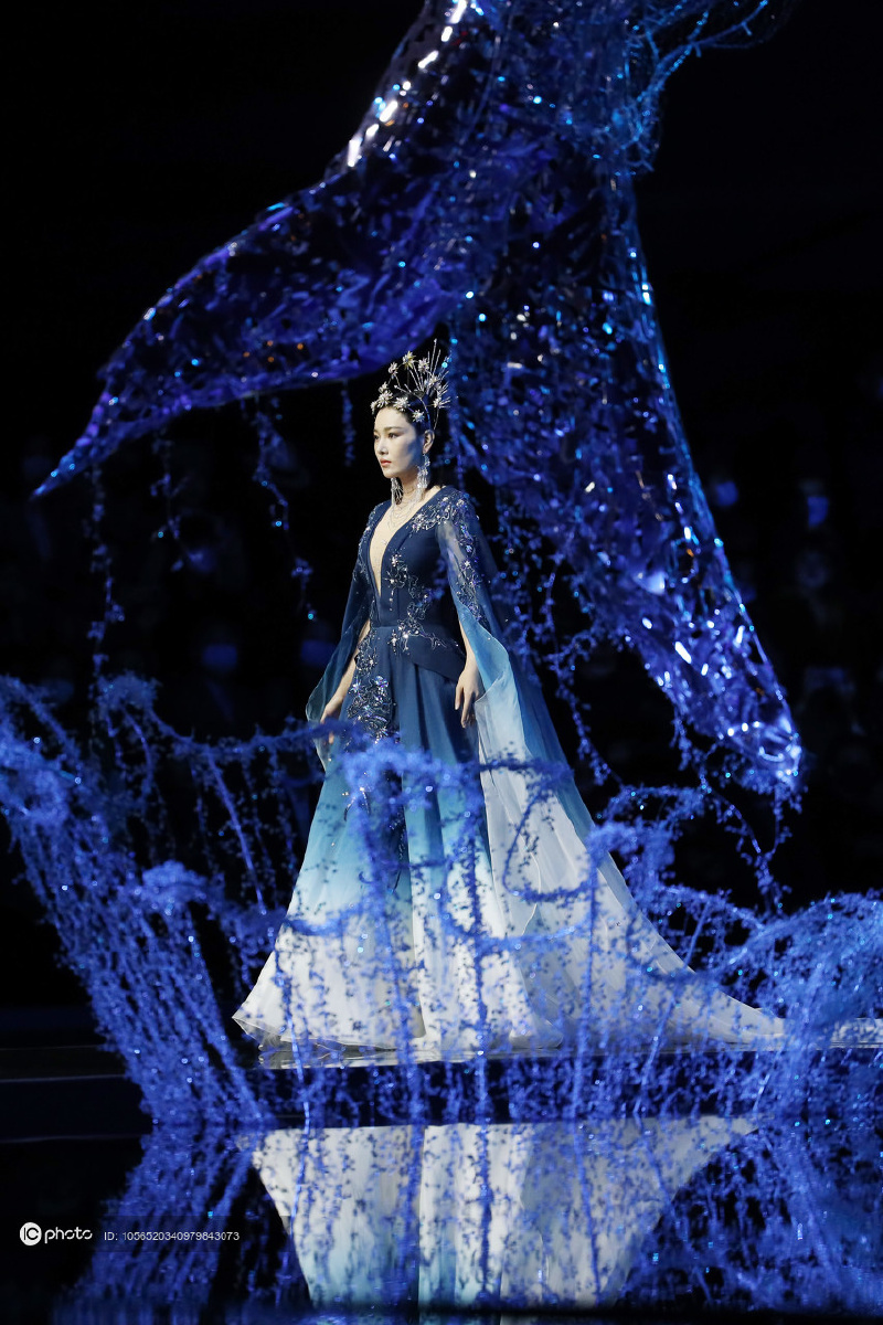沧渊》时装发布会张馨予开场走秀 仙气飘飘似蓝孔雀仪态万千 - ic