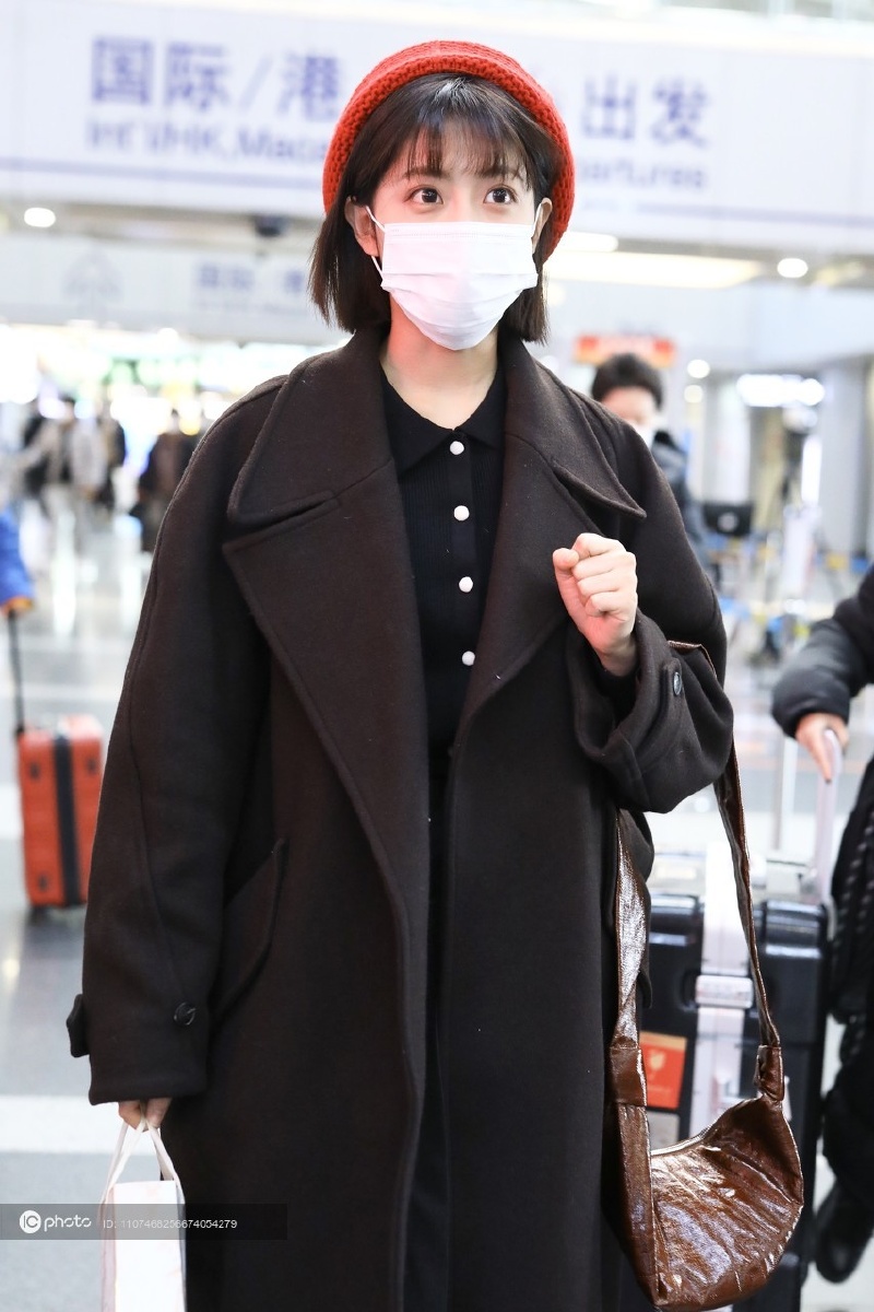 街拍李艺彤黑色大衣红色贝雷帽黑色短靴皮质褶皱包包法式时尚