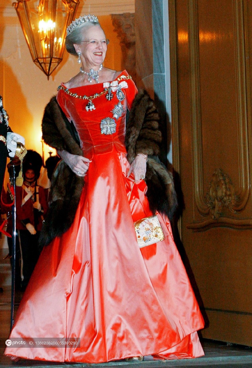 丹麦女王玛格丽特二世教你时尚穿搭八旬奶奶也能很出彩